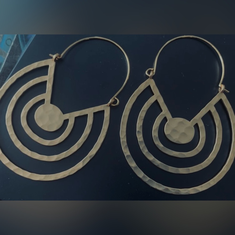 “Hammered Hoops” Inverse Rainbow Concentric Circle Sector Maze Geometric Earring - Picture 14 of 15
